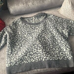Free People XS gray and white sweater EUC